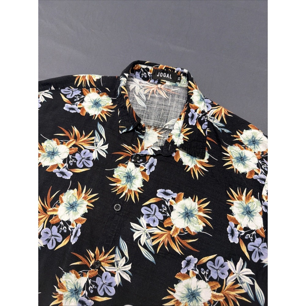black short-sleeve Hawaiian shirt featuring a vibrant tropical floral Xl